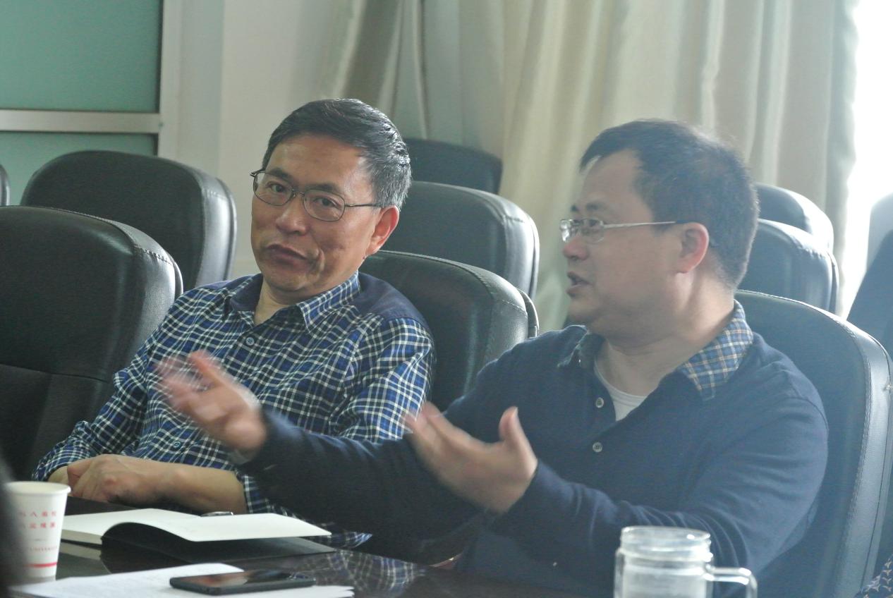 尹华光经理(右一)、符铁军书记(左一)汇报工作