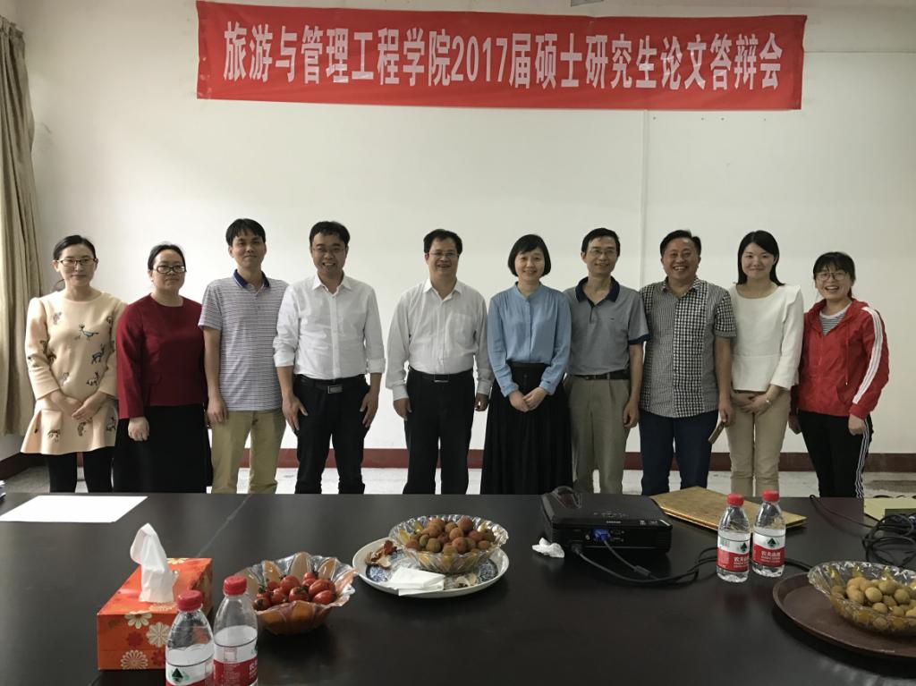 答辩研究生与导师们合影