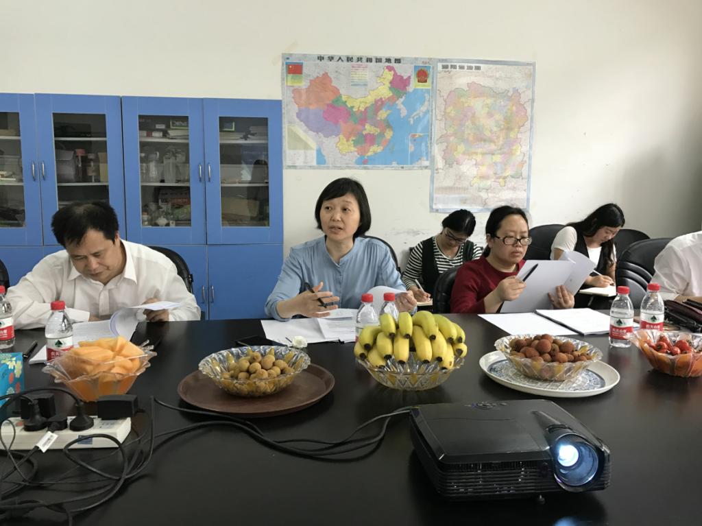 答辩会主席李明贤教授(中)向研究生提问
