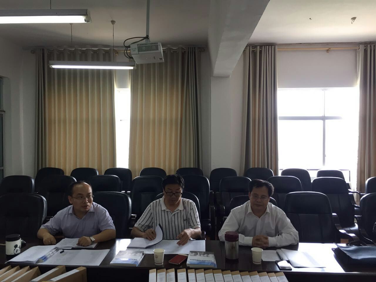 尹华光经理(右一)、向昌国会长(中)、蔡建刚秘书长(左一)听取理事意见