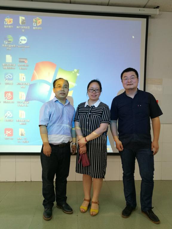 蔡建刚老师(左一)、戴志强(右一)与粟娟教授(中)合影