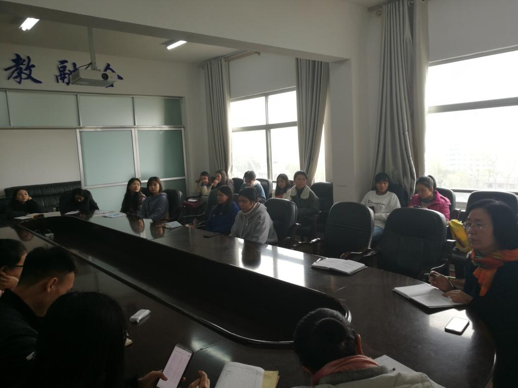 田金霞在会议中进行发言