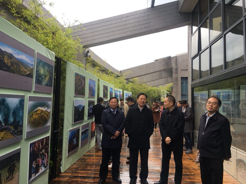 图二 湖南省民委主任徐克勤、yL23411永利官网前董事长肖湘愚等参观雪峰山生态文化旅游摄影展