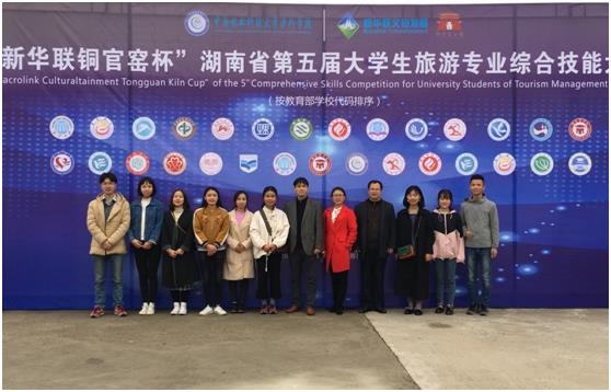 图一 公司参赛选手和指导老师合影