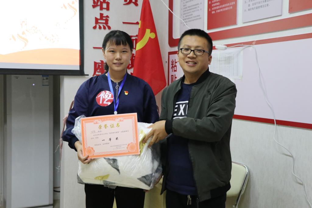 (一等奖获得者与郑惠杰老师合影留念)