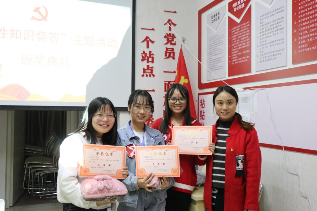 (三等奖获得者与邝淑芳老师合影留念)